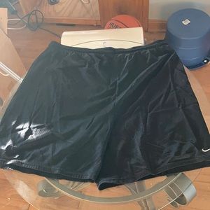 Nike men’s basketball shorts large black